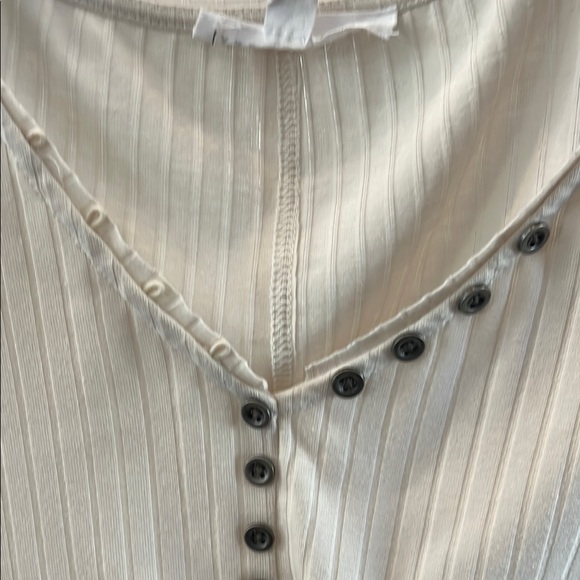 Cream Long Sleeve Tee with V-neck and Relaxed Fit - Picture 4 of 5